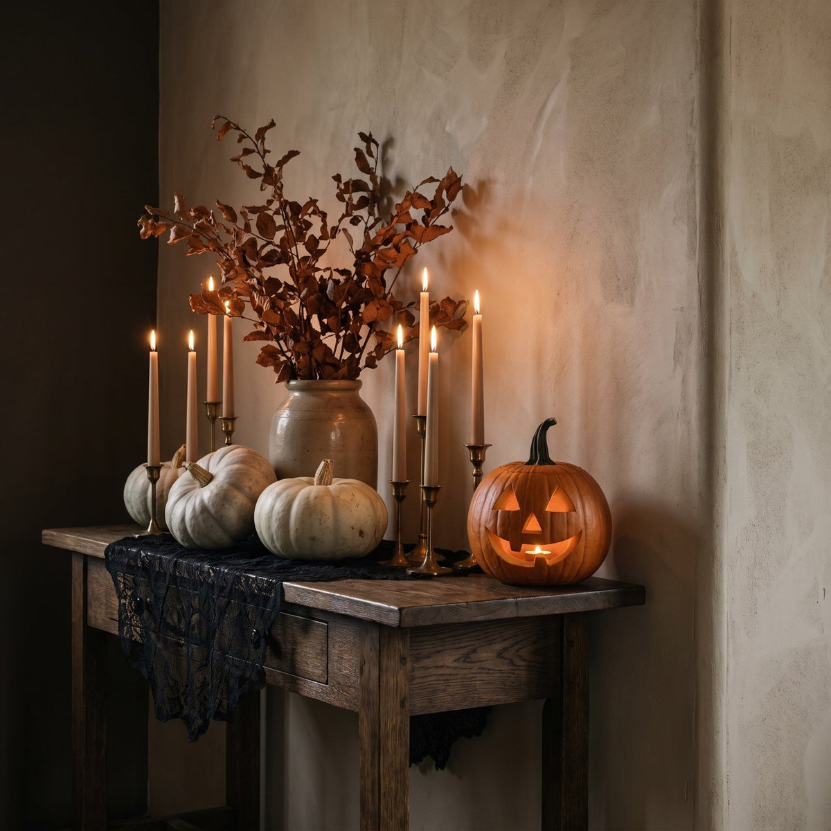 Halloweenpynt med græskar, lys og sort blonde