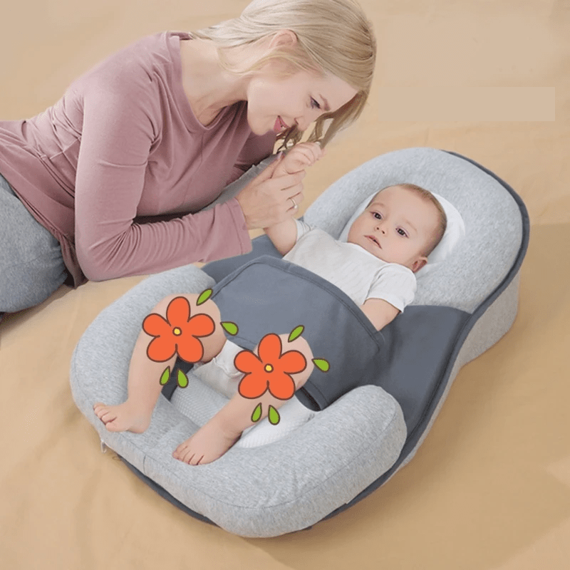 Grå babypude med blid hældning set fra siden