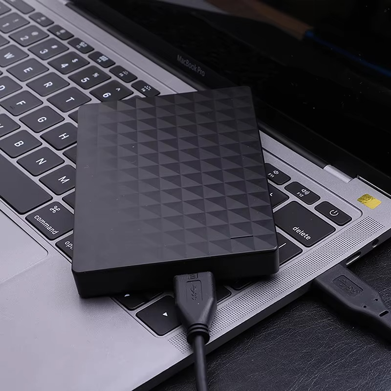 DATAFJORD harddisk med USB 3.0-kabel tilsluttet en bærbar computer