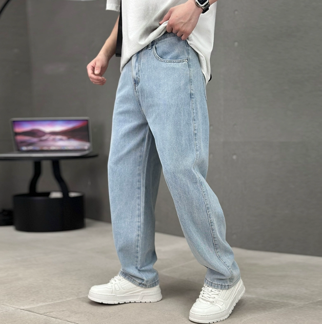 Nærbillede af skrå lomme og denimstof på DENIMHOLT jeans