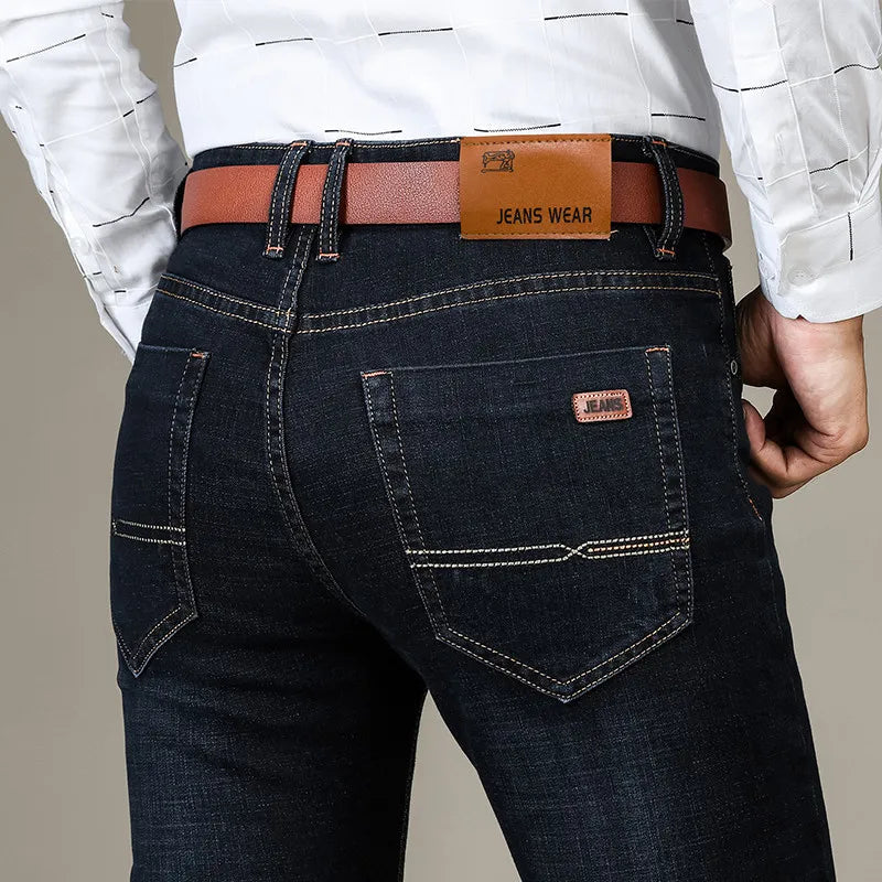 Lige blå jeans med stretch båret med hvide sneakers