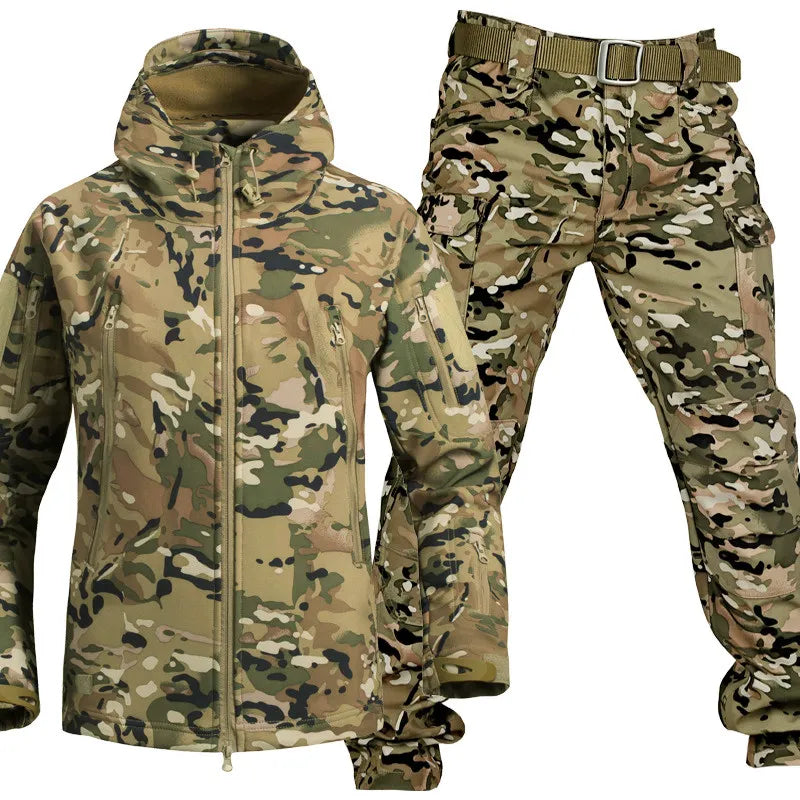Outdoorjakke med fleecefor og flere lommer set forfra