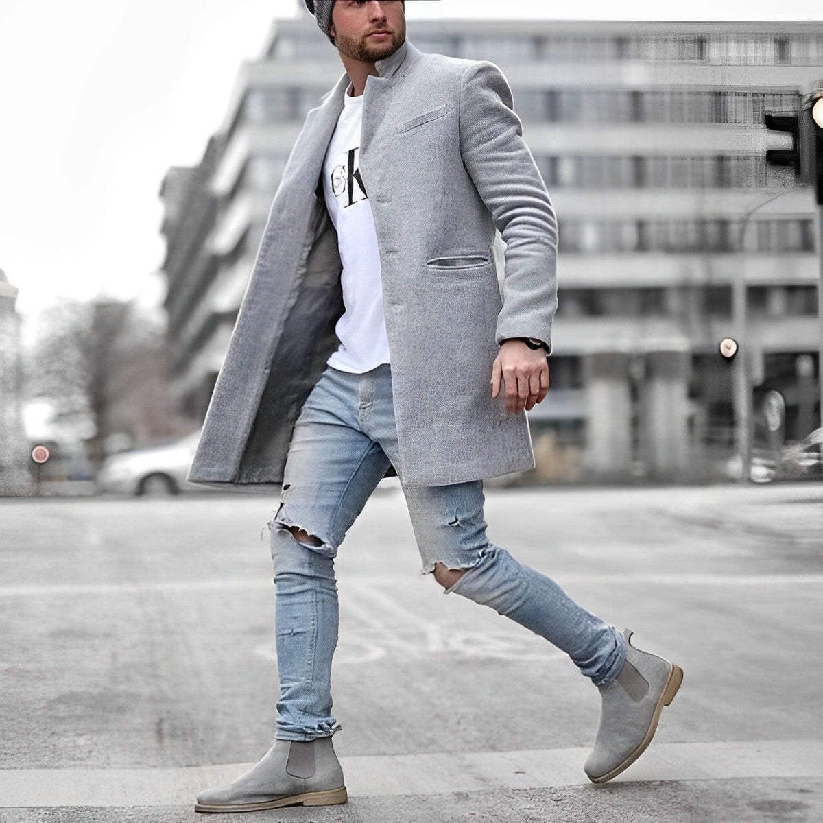 Beige halvlang herrefrakke med reverskrave set forfra