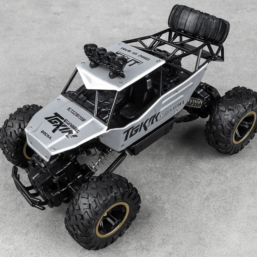 Fjernstyret monstertruck med store gummidæk i grus