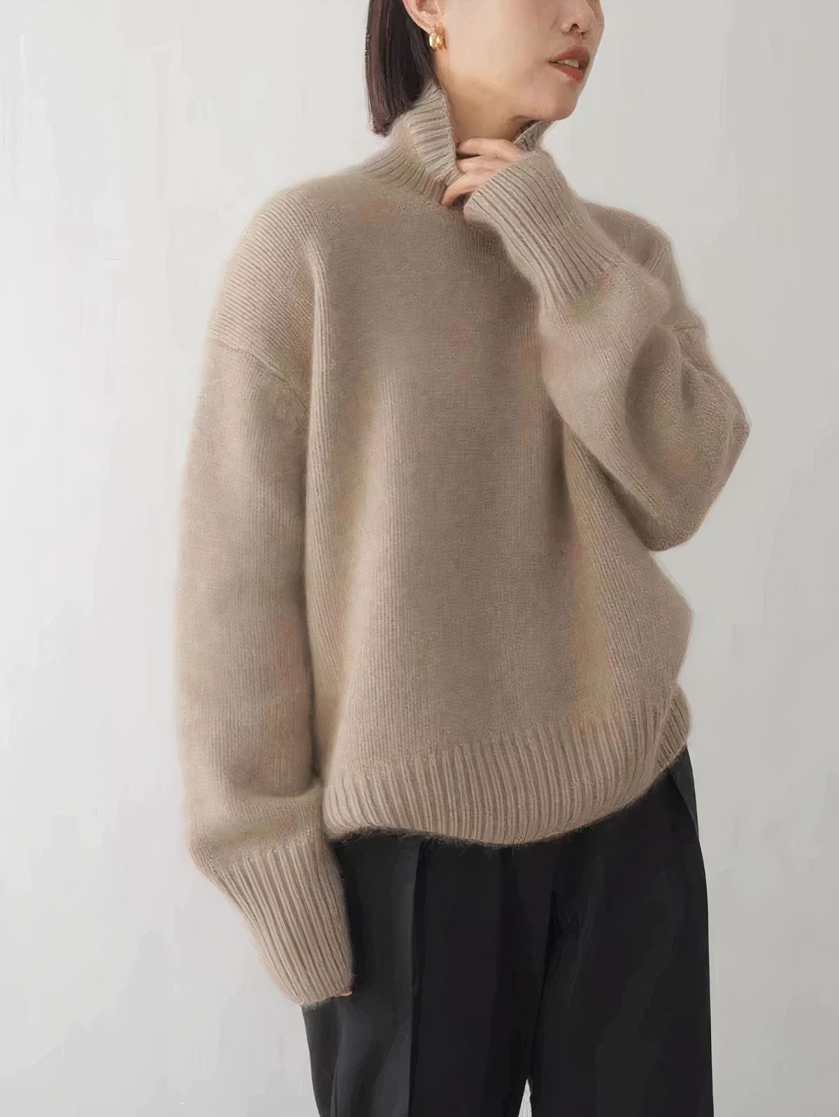 HALSVANG rullekravetrøje til damer i beige cashmere set forfra