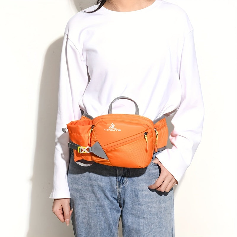 Sort bæltetaske i nylon med drikkedunk i holderen set fra siden