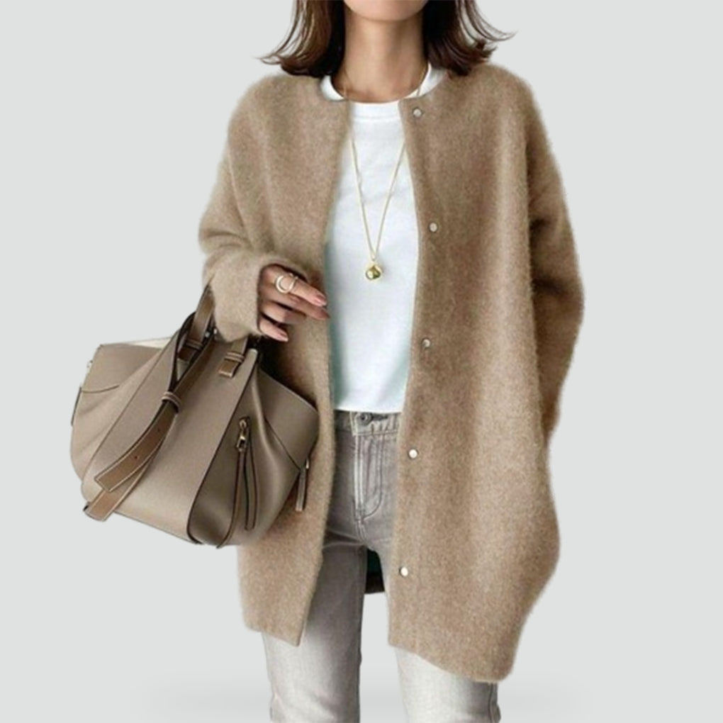 Kvinde i beige cardigan med knaplukning, krave og lange ærmer