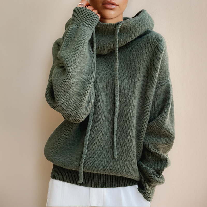 Dame i grøn strikket hoodie med tragthals