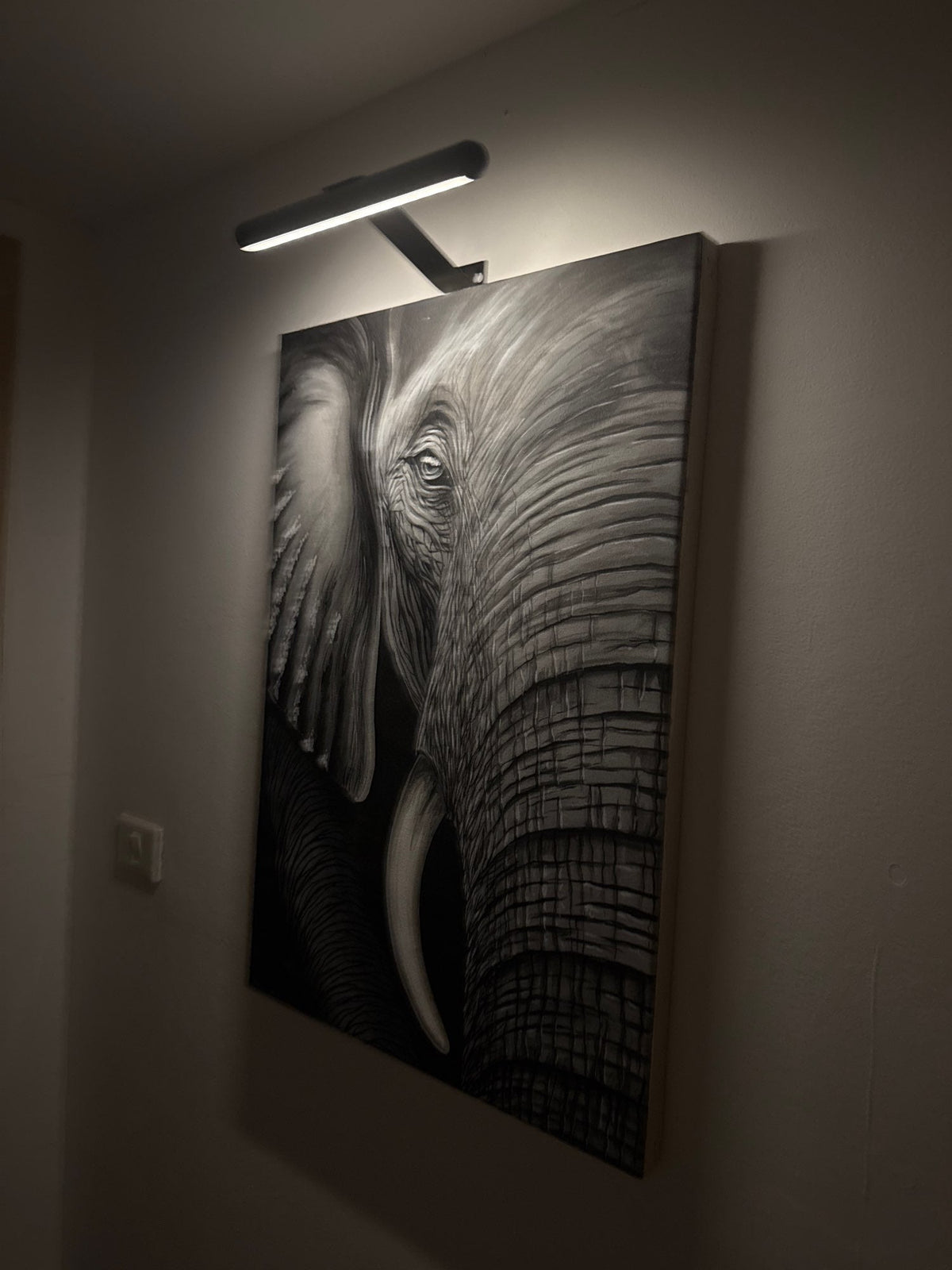 KUNSTGLØD billedlampe i guld med drejeligt lampehoved
