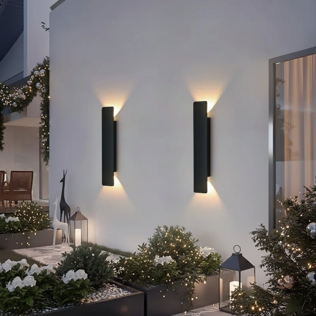 Hvid LED-væglampe monteret på indervæg med blødt lysbånd