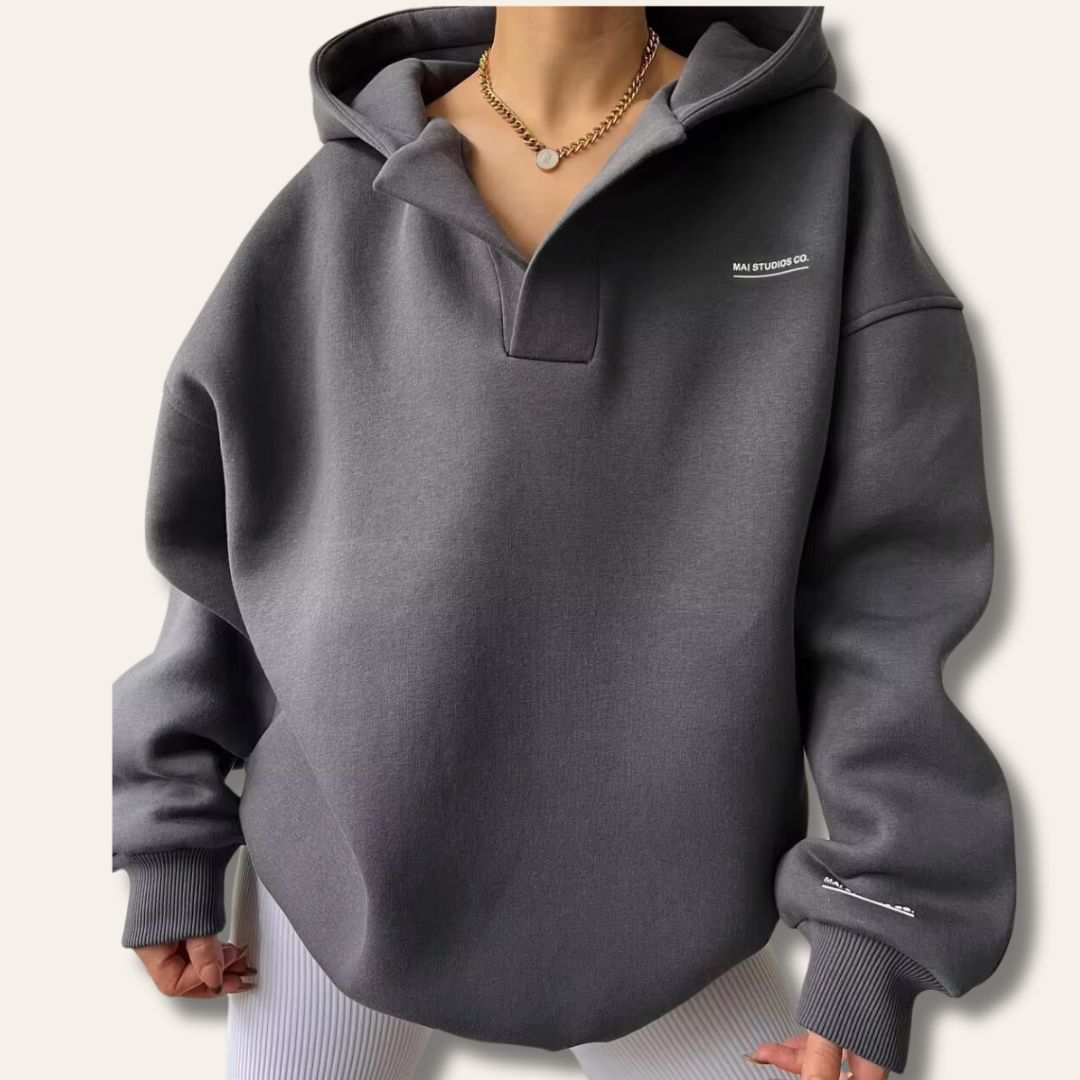 Nærbillede af halsudskæring med split på MØLLEVANG hoodie