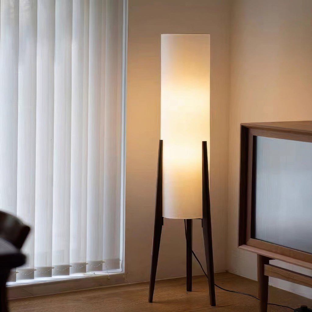 NØDDELUND skandinavisk gulvlampe i træ – billede 3