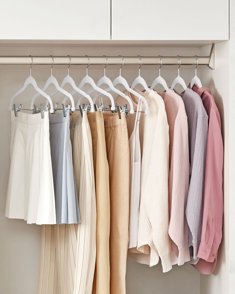 Buksebøjler i velour med justerbare clips, 20 eller 30 stk., produktvisning 15 | Noreva Home