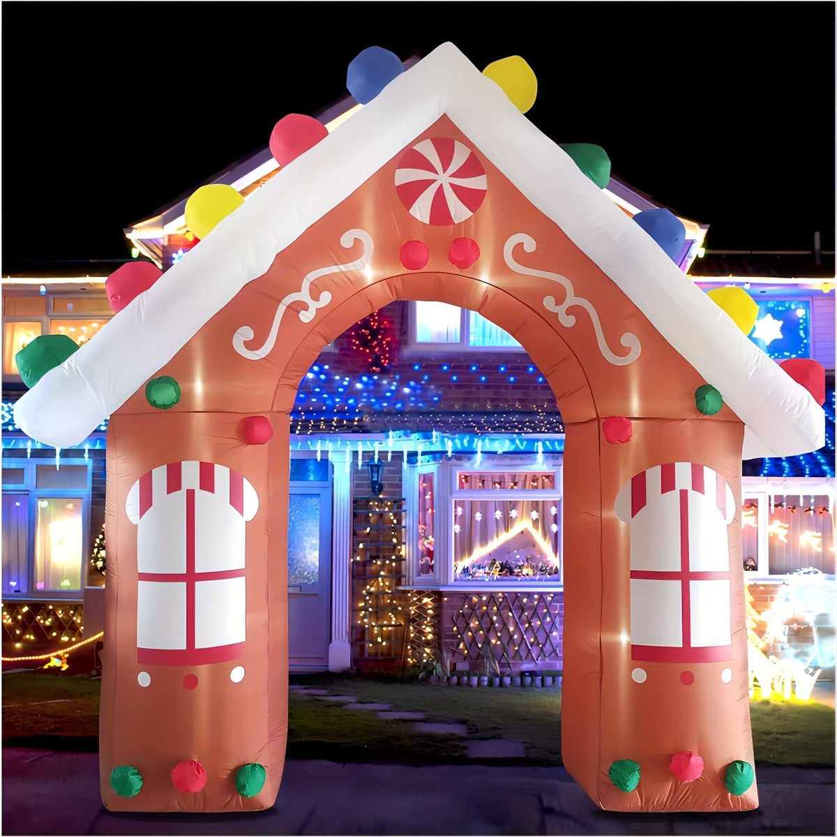 Lysende honningkagehus som juleport over en indkørsel