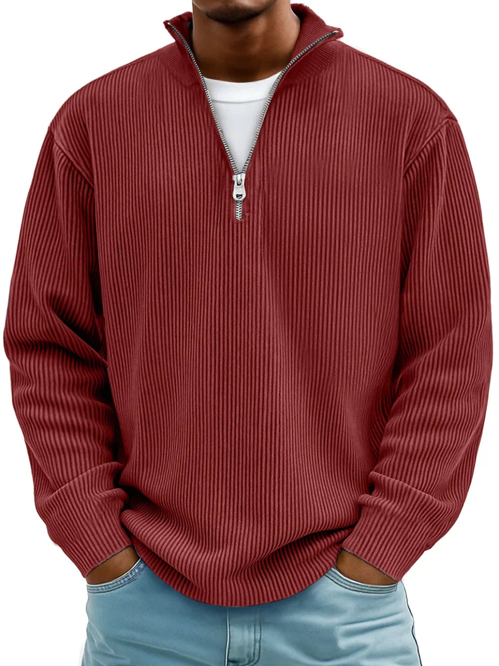 Mand i vinrød ribstrikket sweater med halv lynlås og høj krave over lyse jeans