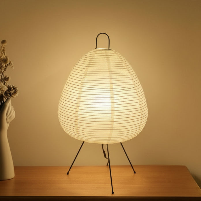 PAPIRLUND bordlampe i hvidt rispapir med jernfod på et natbord