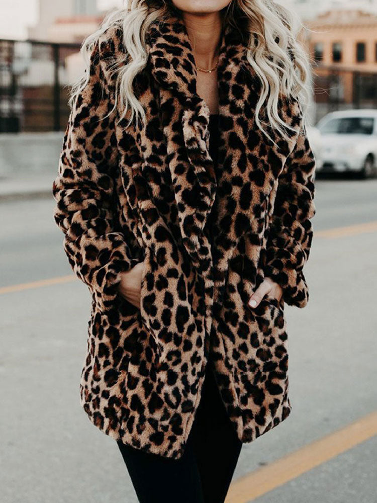 PELSNAT vinterfrakke i kunstpels med leopardprint set forfra