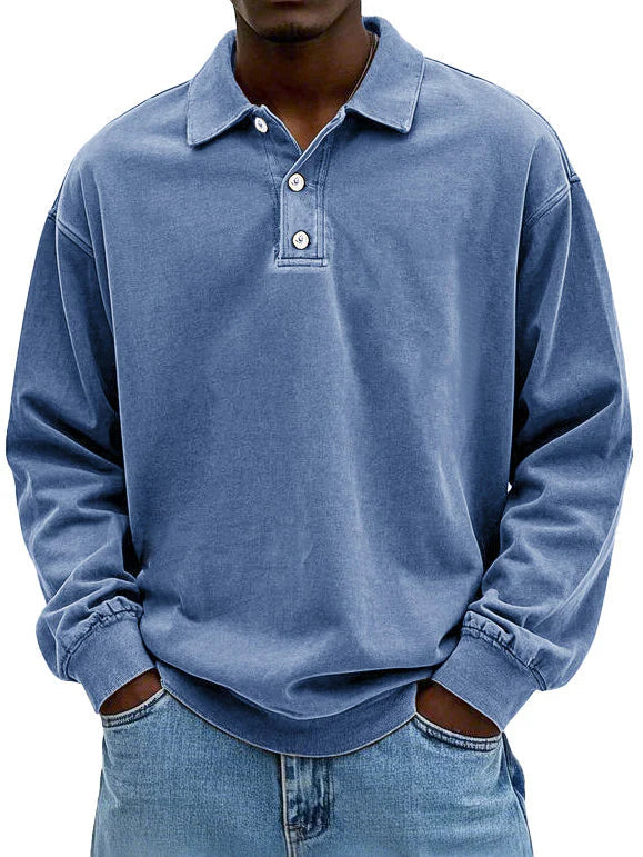 Mand i blå poloshirt med lange ærmer og knaplukning