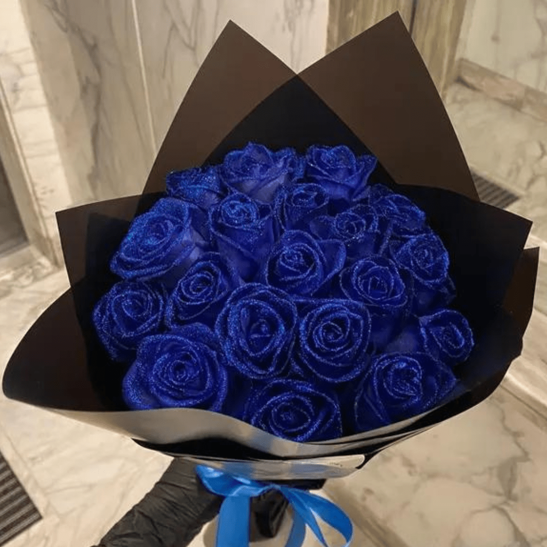 Rød glitterrose med funklende overflade i en gaveæske