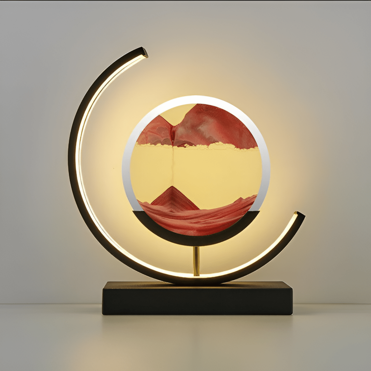 Sandlampe med blåt sand og blødt lys på et sofabord