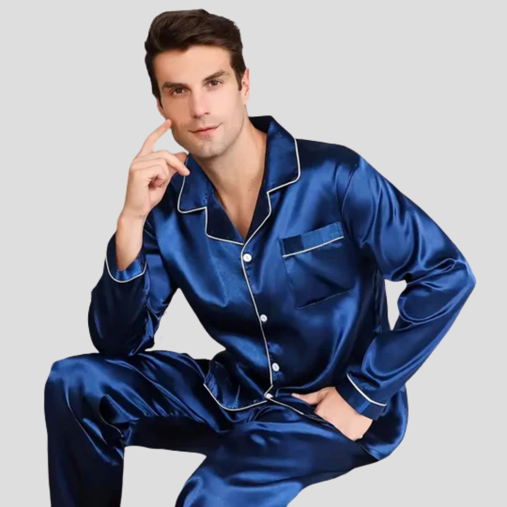 Blå herrepyjamas i satin med kontrastpaspoil ved kraven