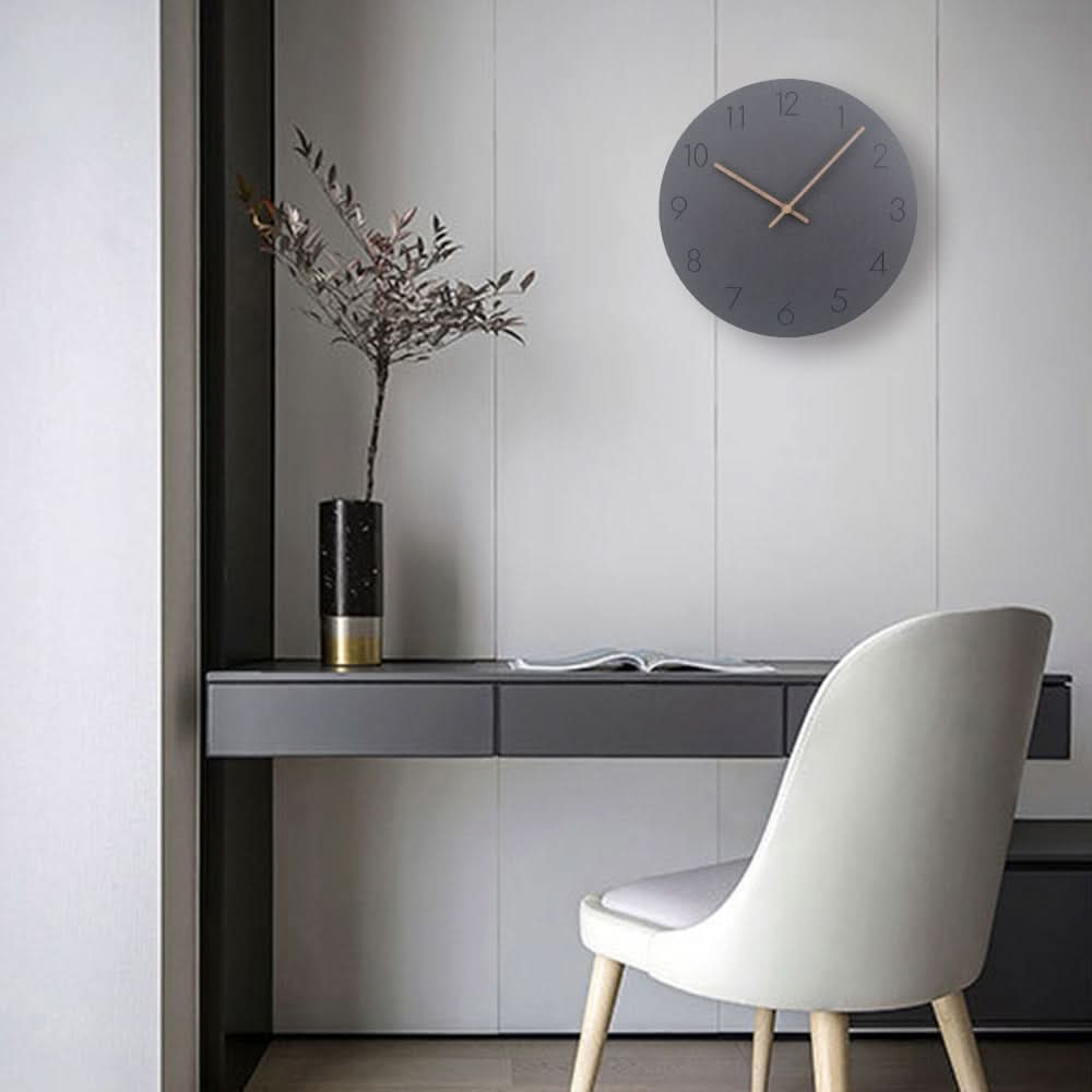 Nordisk vægur i sort set forfra med minimalistisk urskive