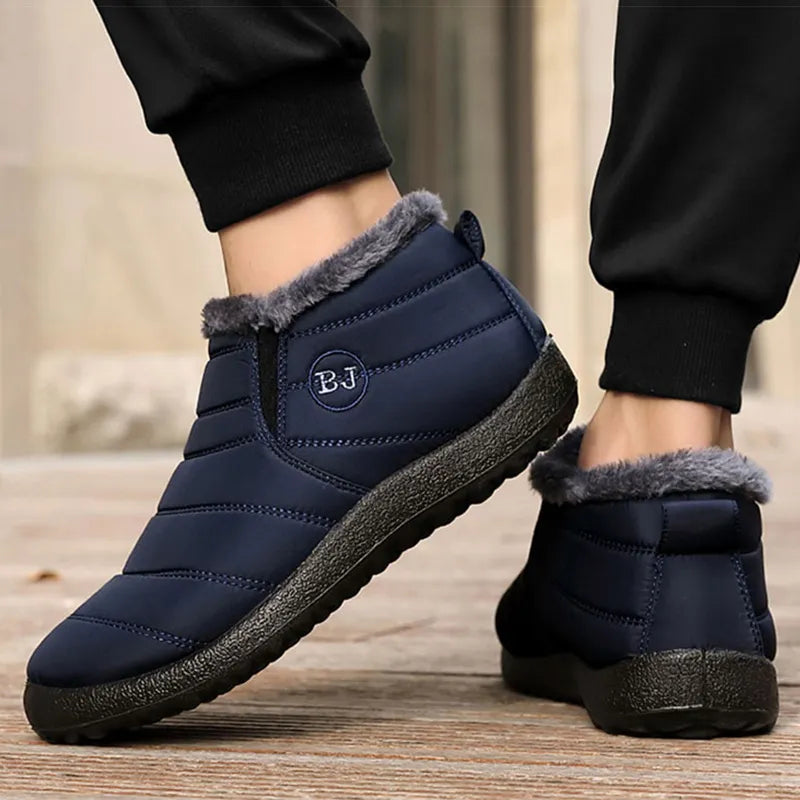 Vandtætte vintersko i sort som slip-on model i sneen