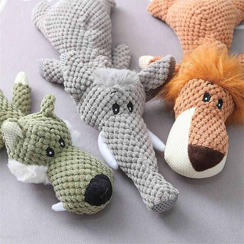 Hund der tygger i et slidstærkt denimlegetøj formet som en elefant