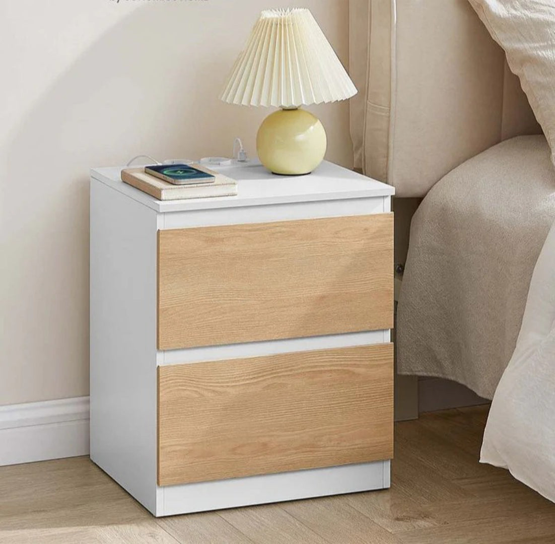 Sengebord med stikkontakt og USB-opladning