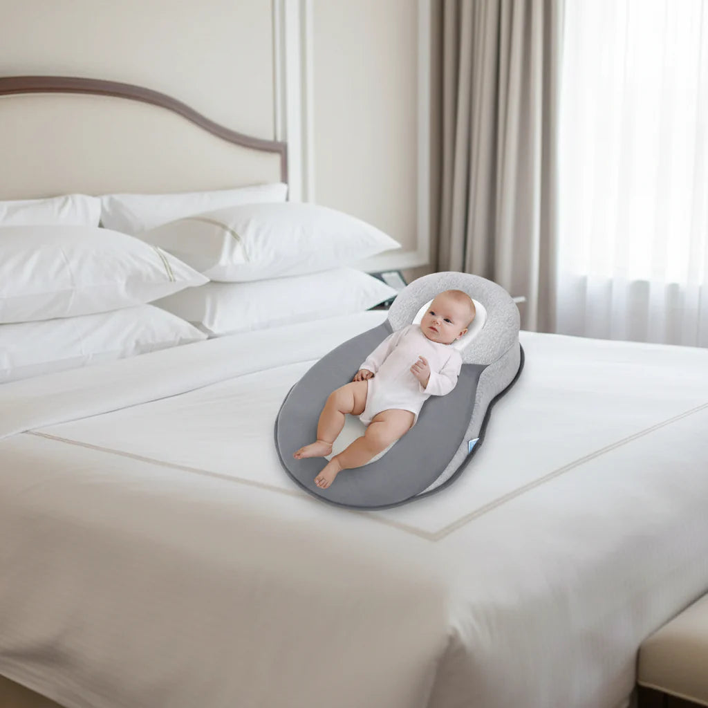 BLIDNEST ergonomisk babypude i grågrøn som kilepude
