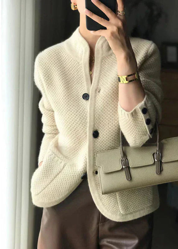 Offwhite cardigan med ribbede manchetter set forfra
