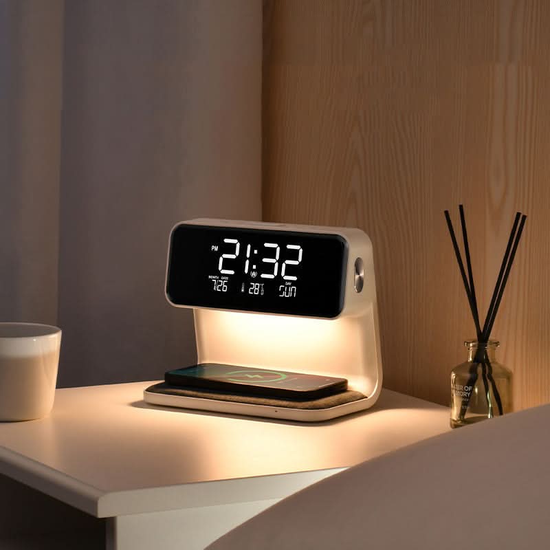 Hvidt 3-i-1 vækkeur med LCD-display og natlampe på et natbord
