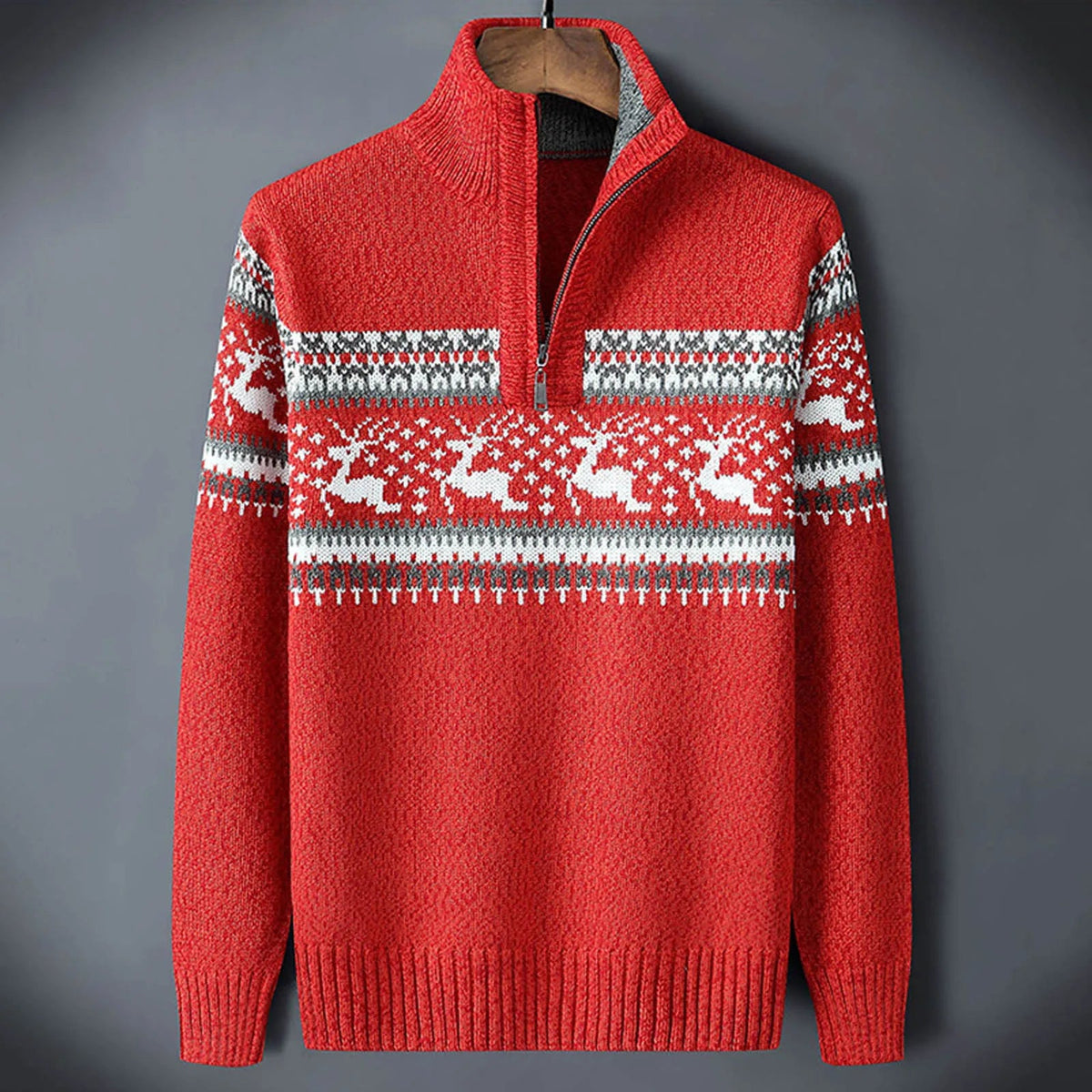 Nærbillede af ribstrikket krave og lynlås på herresweater