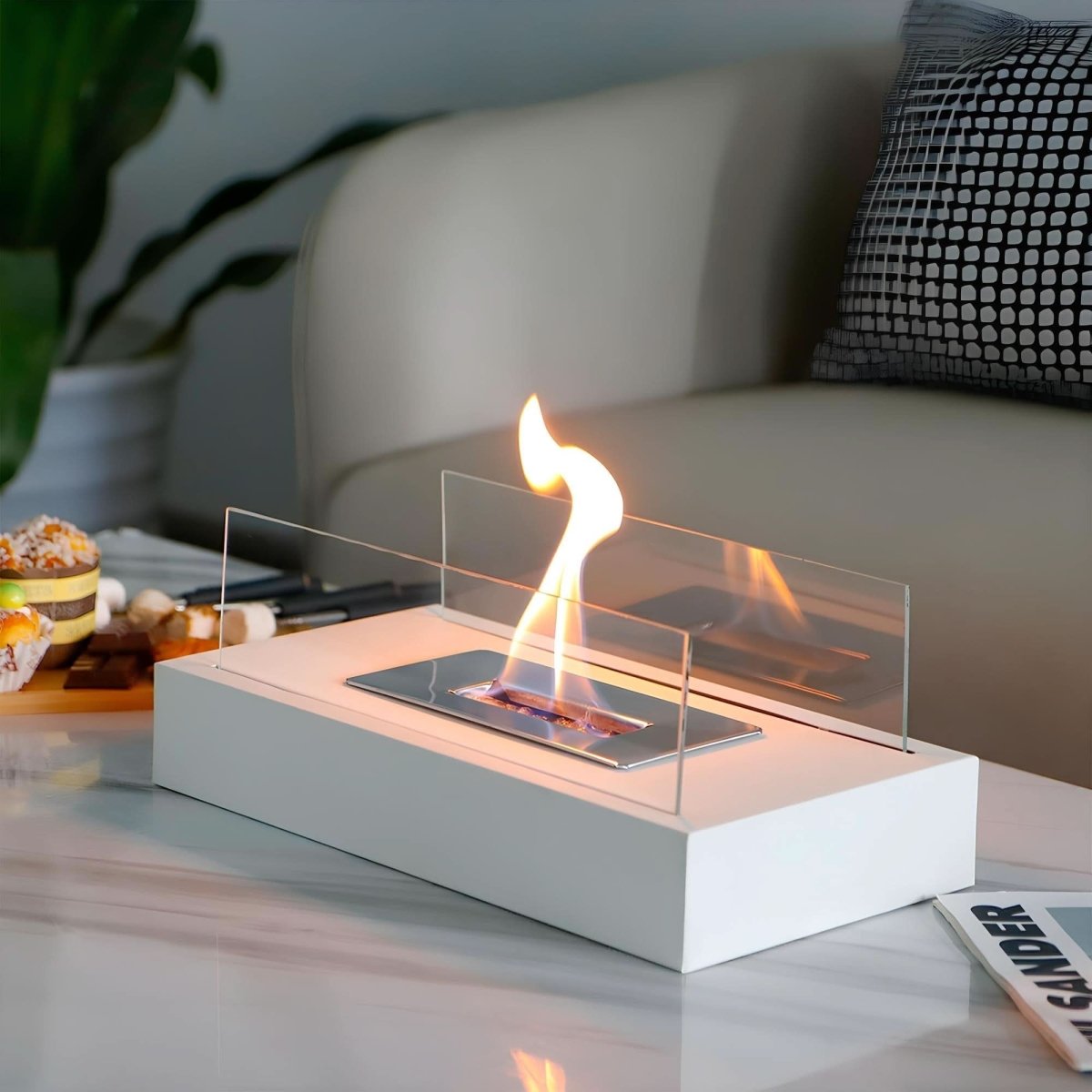 FLAMMELY bordkamin i glas og stål på et spisebord