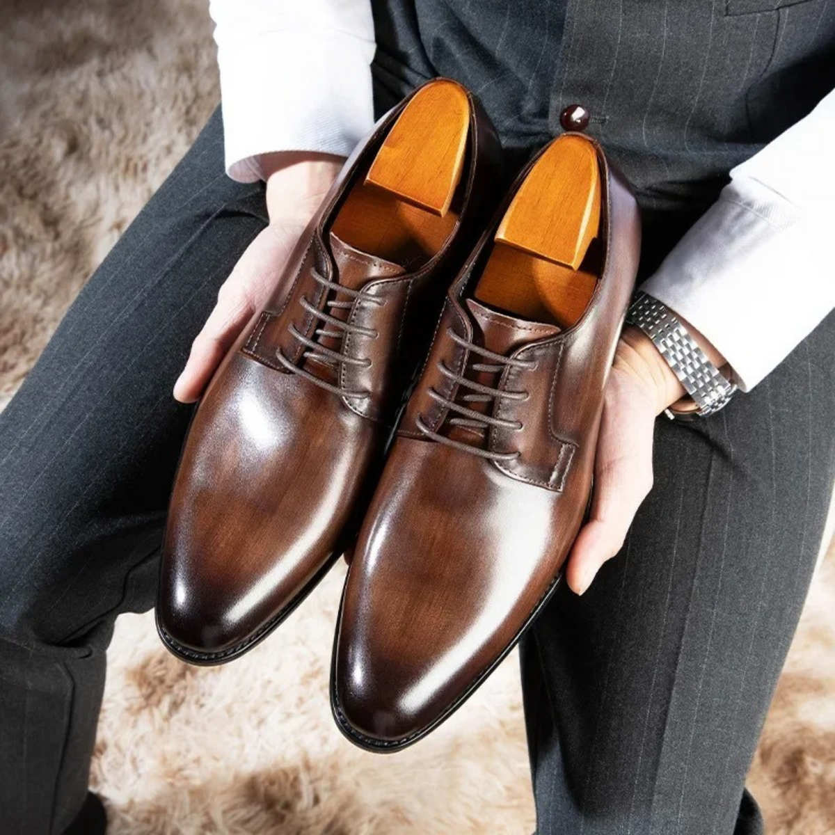 FODLINDE elegante herresko i sort læderlook set fra siden