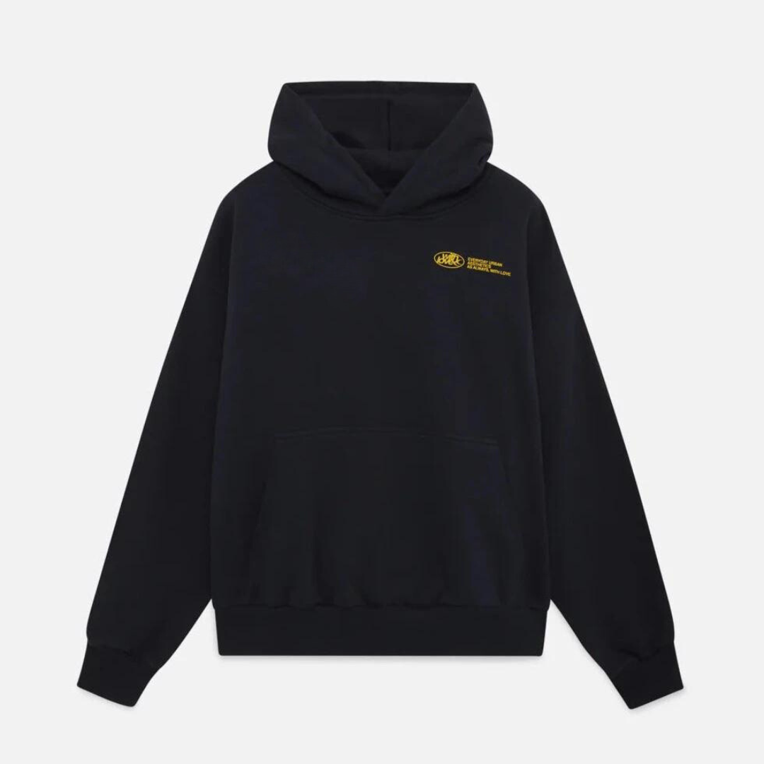 Ryggen af sort oversize hoodie med stort print