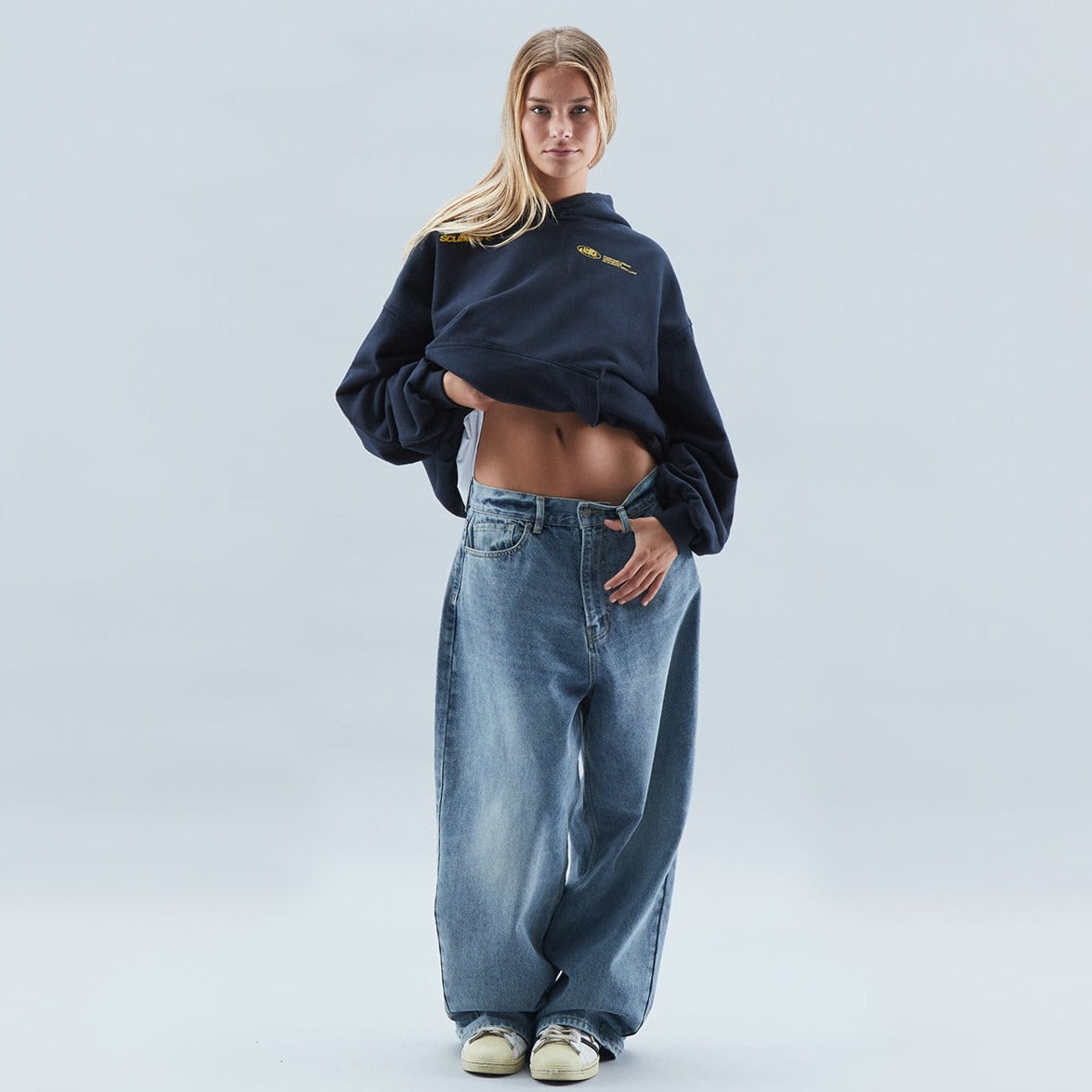 Oversize hoodie til damer med markant rygtryk – billede 4
