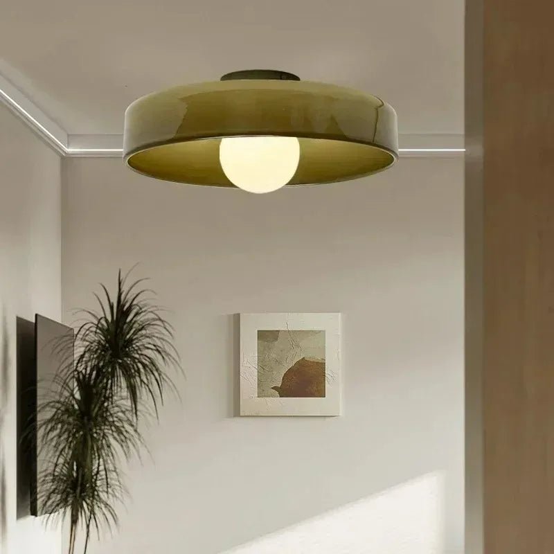 GLASHØJ nordisk loftlampe i klart glas hængende over et spisebord
