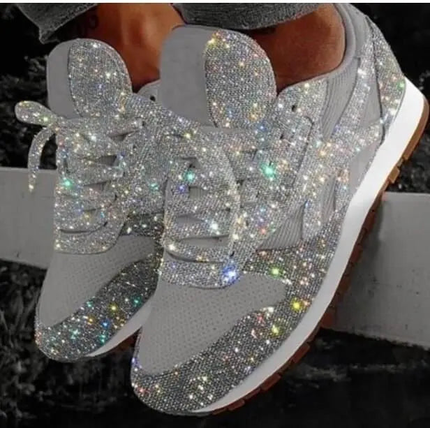 Nærbillede af snørebånd og glimmeroverdel på GLIMMERSTI sneakers