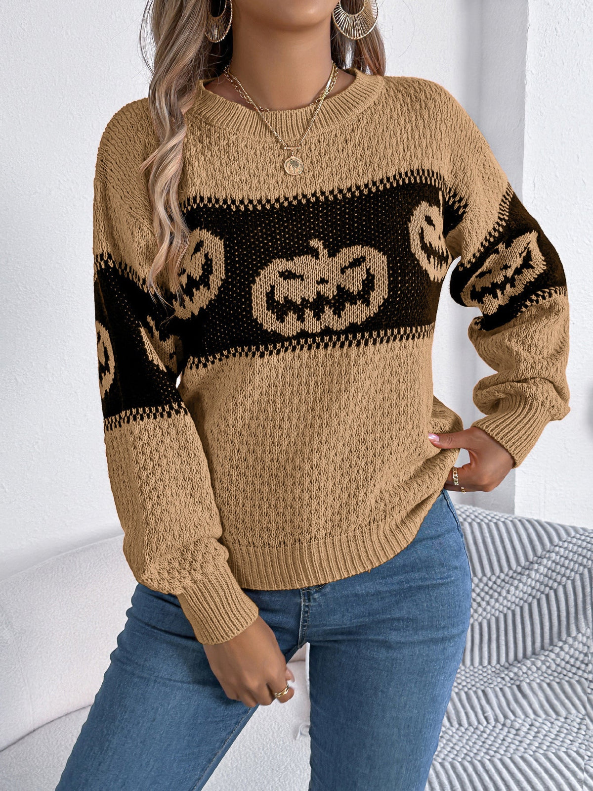 Nærbillede af græskartrykket på sweatshirten