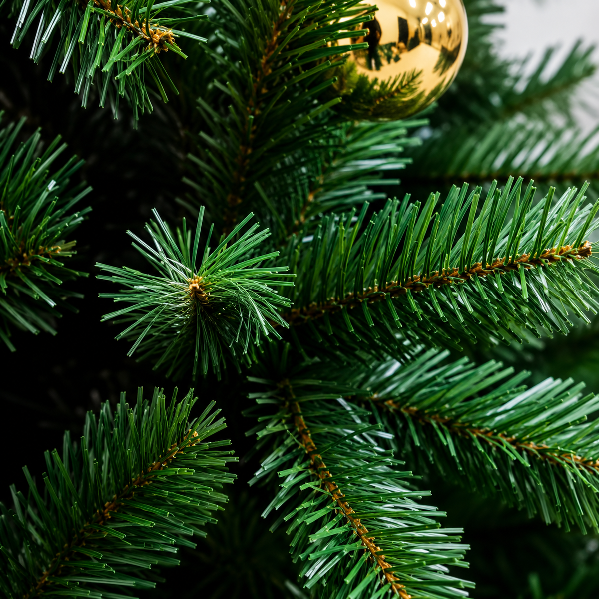 Kunstigt juletræ med monteret lyskæde – billede 4
