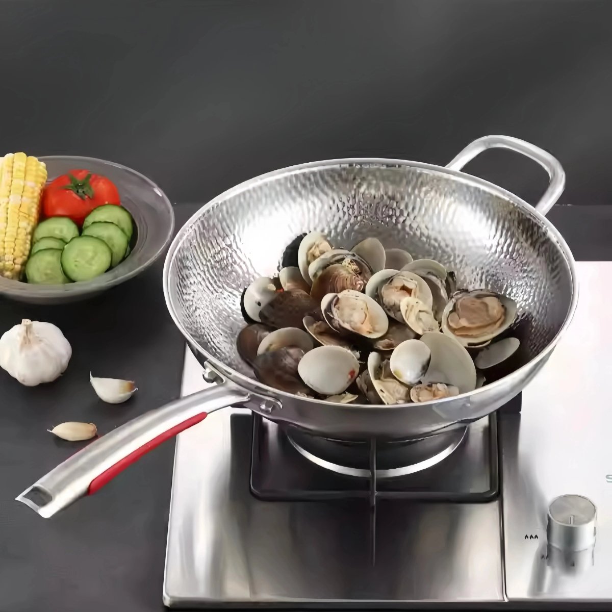 Wok i rustfrit stål med rund bund set skråt oppefra