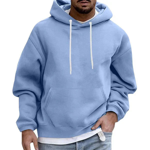 Mand i sort hoodie med rummelig hætte og lommer