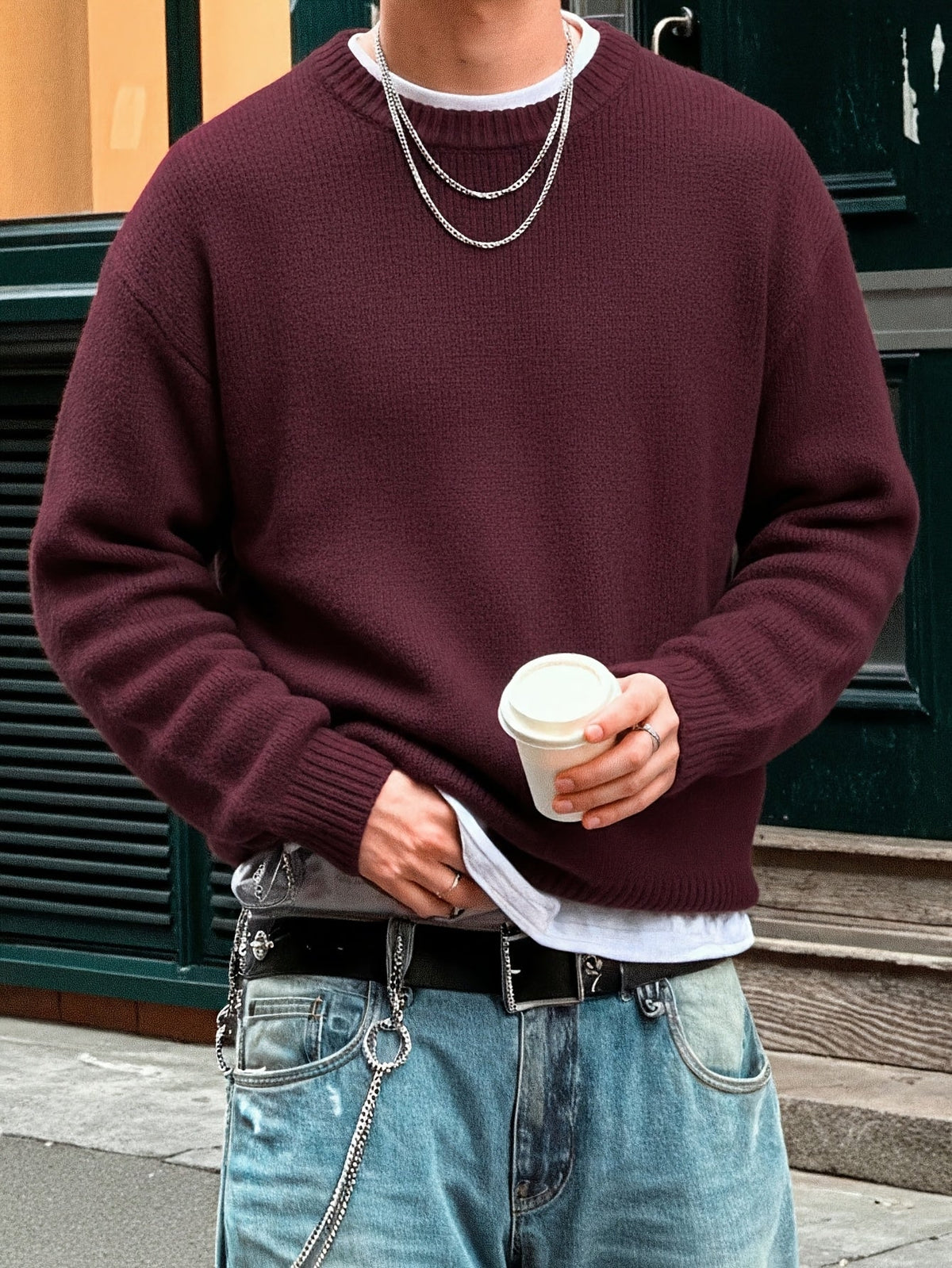Ribstrikket herresweater med rund hals og faldskuldre set forfra