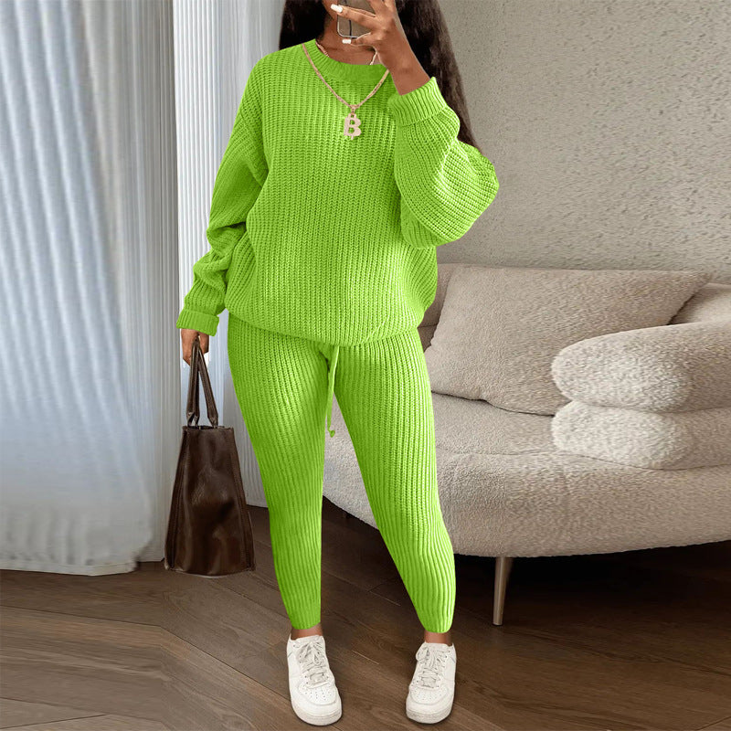 HJEMMEHYGGE loungesæt til damer med sweater og bukser set forfra
