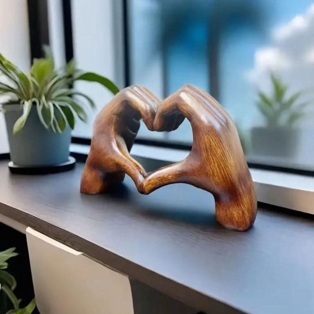 HJERTETRÆ håndskåret dekorationsfigur i brunt træ på en reol