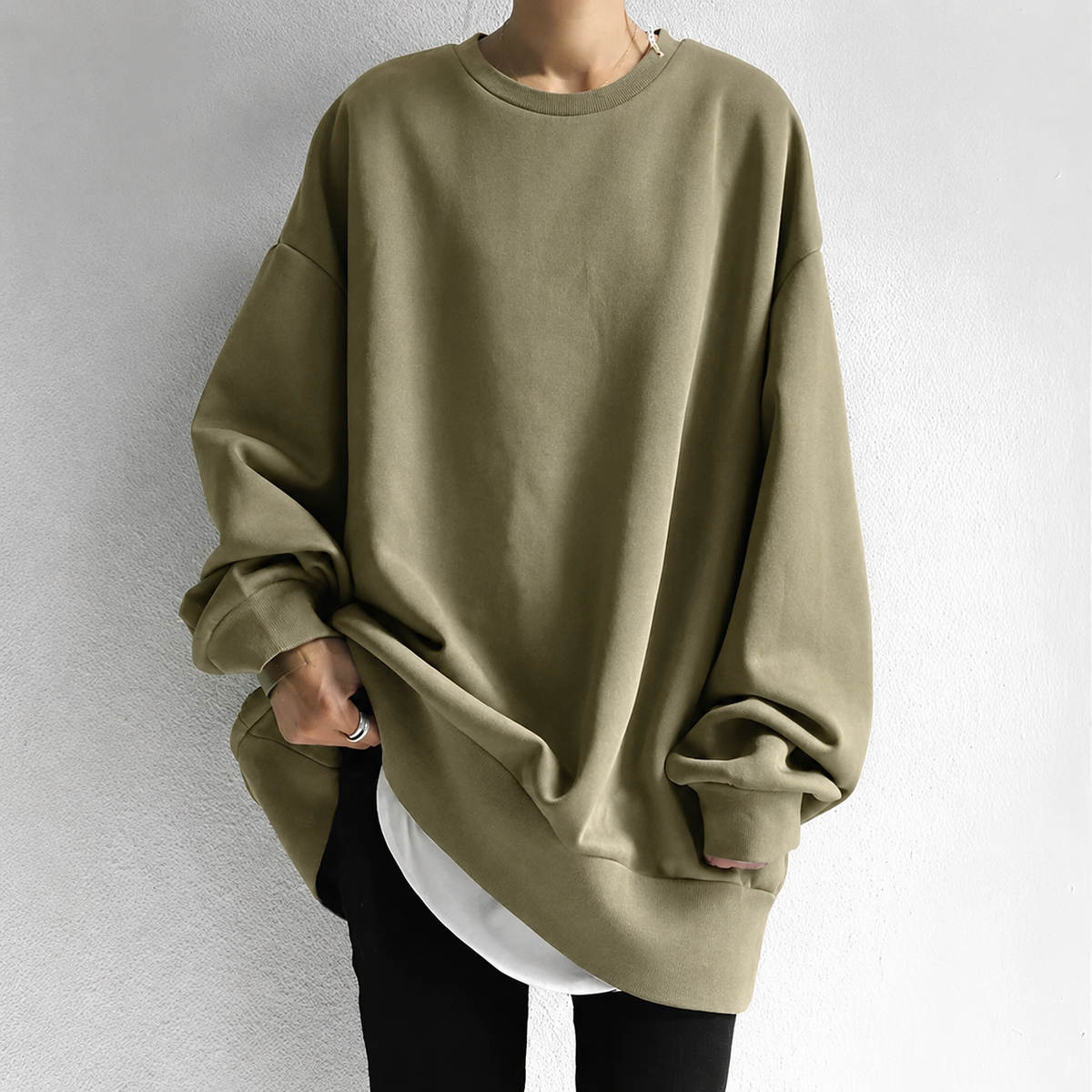 Nærbillede af faldskulder og rund hals på HYGGELUND sweater