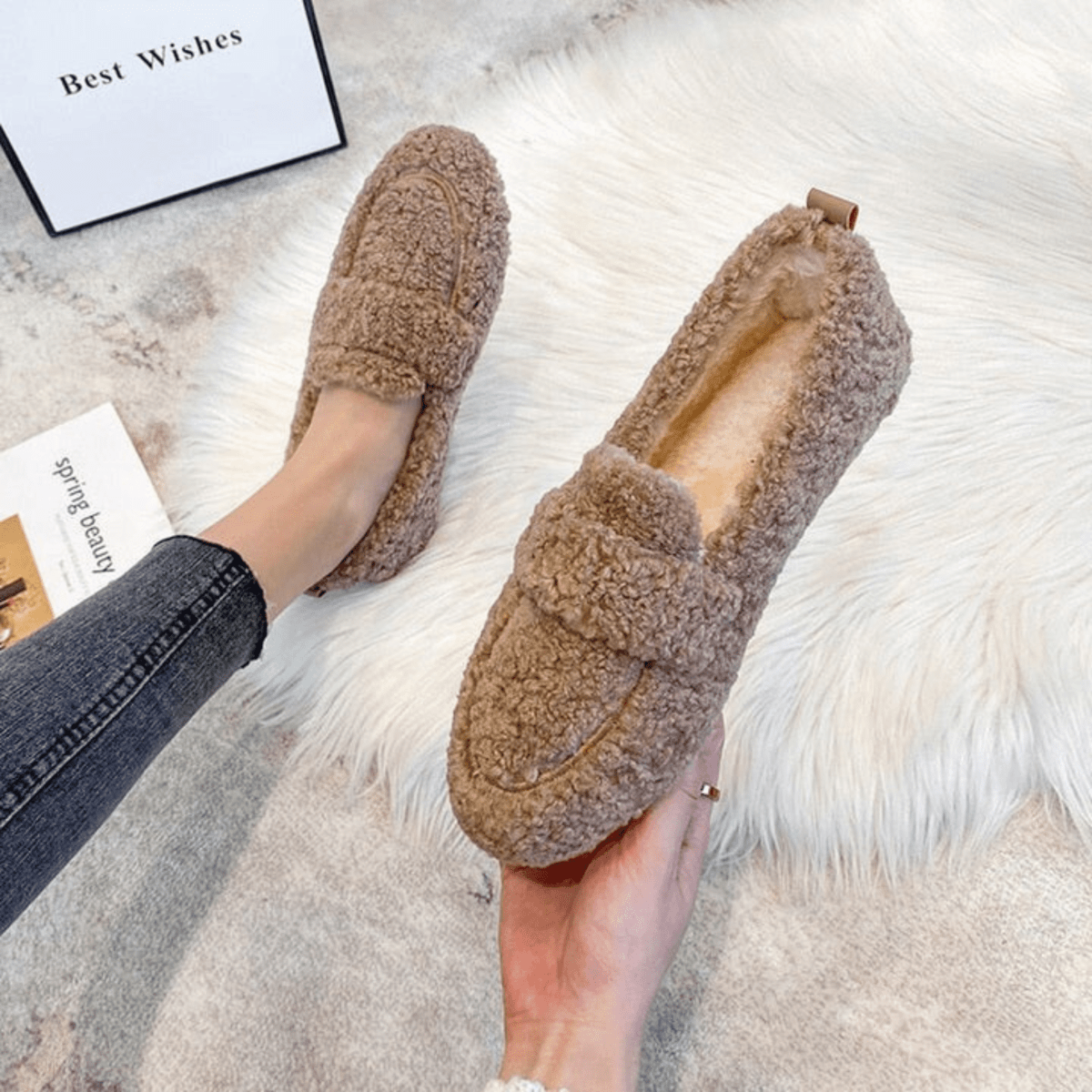 Beige vinterhjemmesko med blødt fór set fra siden