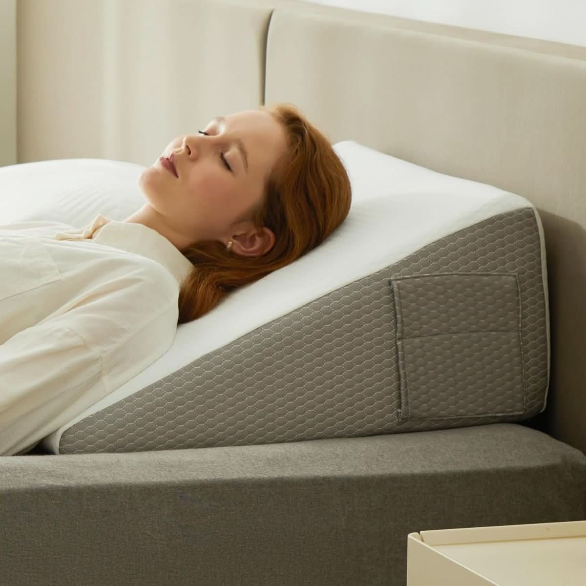 KILEVANG ergonomisk kilepude i memoryskum placeret i en seng
