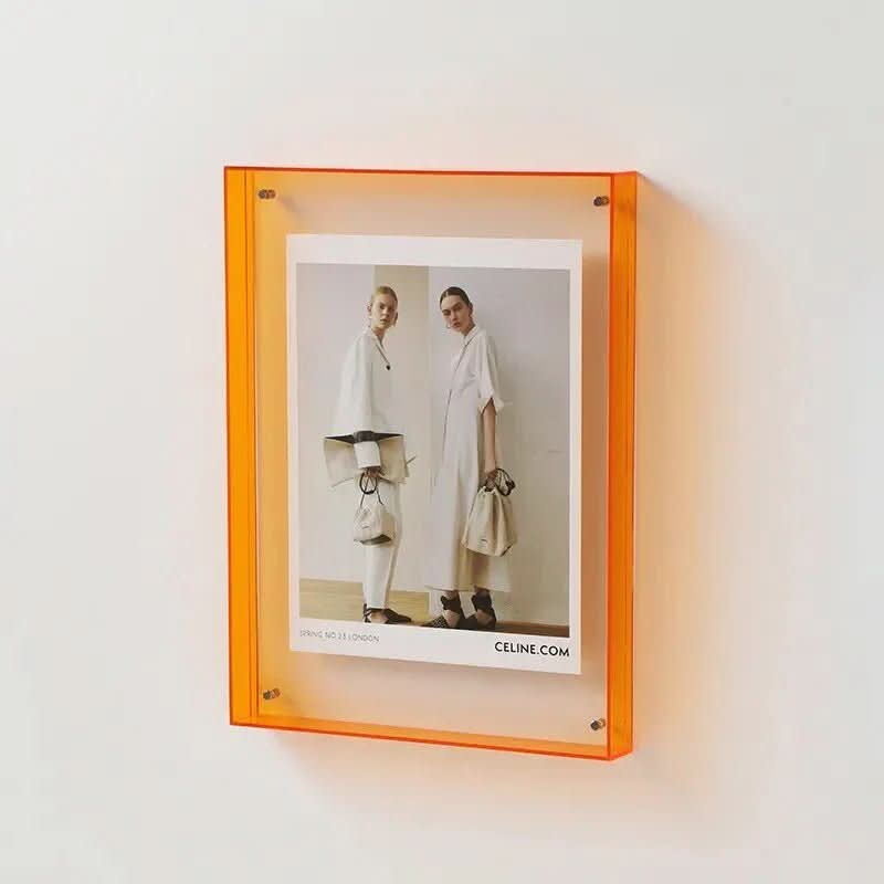 Gennemsigtig akryl fotoramme i orange med et foto i midten